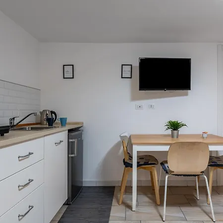 Guesthost - Caronda Compact Apartmán